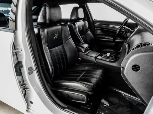 Used 2019 Chrysler 300 S image 36