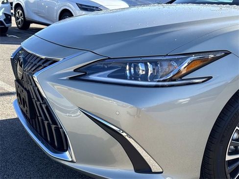Certified 2025 Lexus ES 300h w/ Premium Package image 10