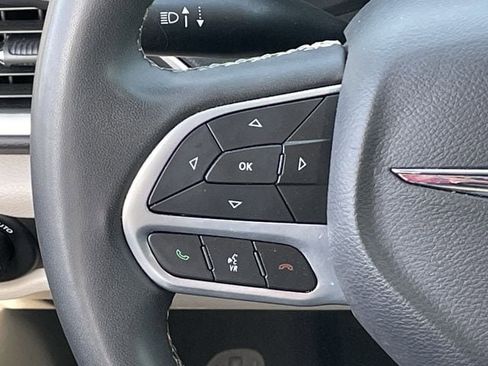 Used 2023 Chrysler Pacifica Touring-L image 12