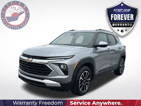 Certified 2026 Chevrolet TrailBlazer LT w/ LT Cold Weather Package FWD image 2