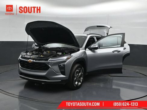 Used 2025 Chevrolet Trax LT w/ LT Convenience Package FWD image 56