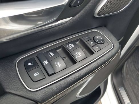 Used 2022 RAM 1500 Laramie AWD/4WD image 9