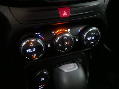 Used 2016 Jeep Renegade Latitude AWD/4WD image 28