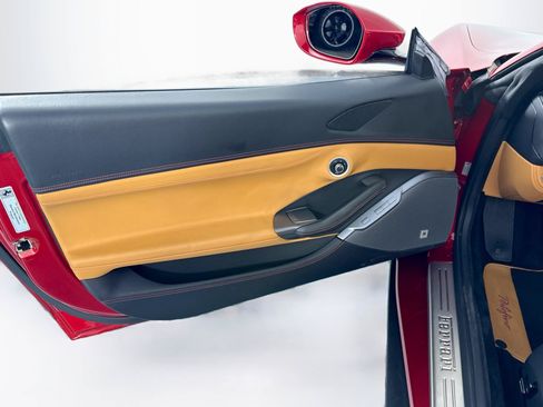 Used 2019 Ferrari Portofino RWD image 20