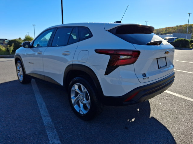 Used 2024 Chevrolet Trax LS w/ LS Convenience Package FWD image 4