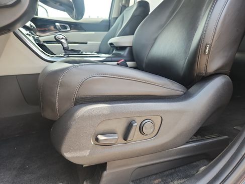Used 2024 Kia Carnival EX FWD image 23