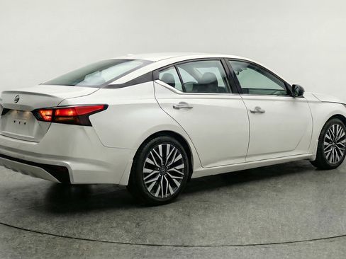 Used 2025 Nissan Altima 2.5 SV image 9