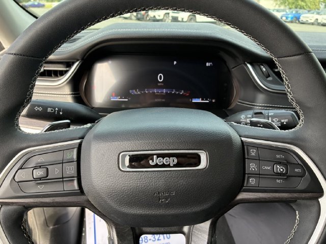 Used 2023 Jeep Grand Cherokee Limited w/ Black Appearance Package AWD/4WD image 20