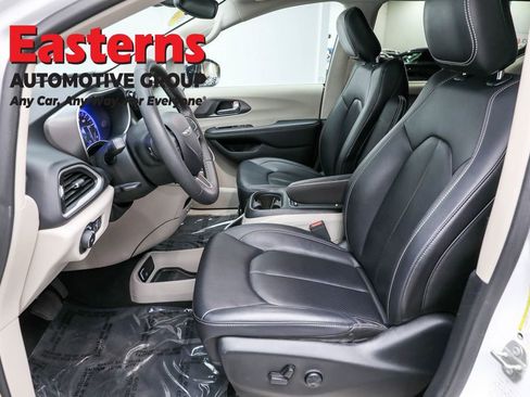 Used 2024 Chrysler Pacifica Touring-L image 14