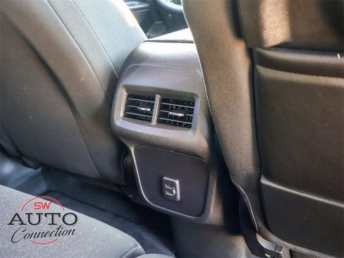 Used 2024 GMC Terrain SLE image 21