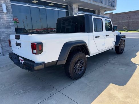 Used 2025 Jeep Gladiator Sport AWD/4WD image 9