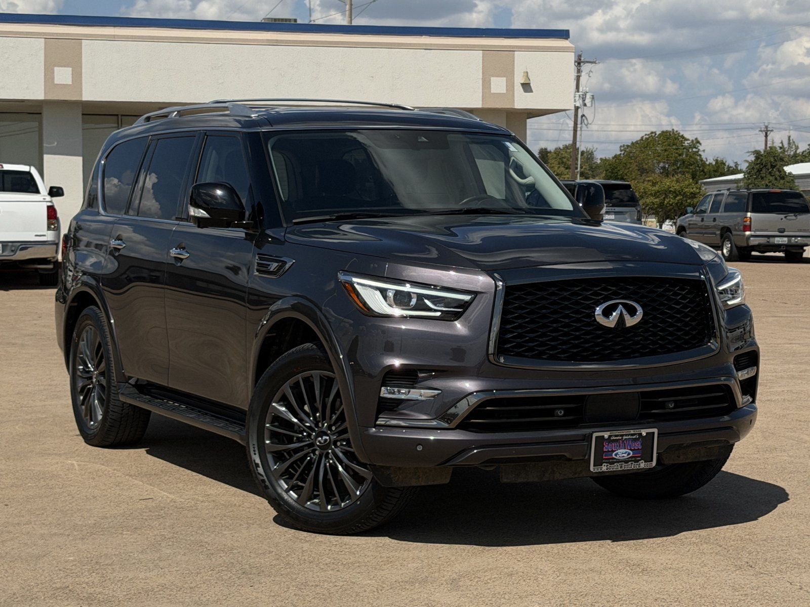 Used 2023 INFINITI QX80 Premium Select w/ Cargo Package AWD/4WD image 2