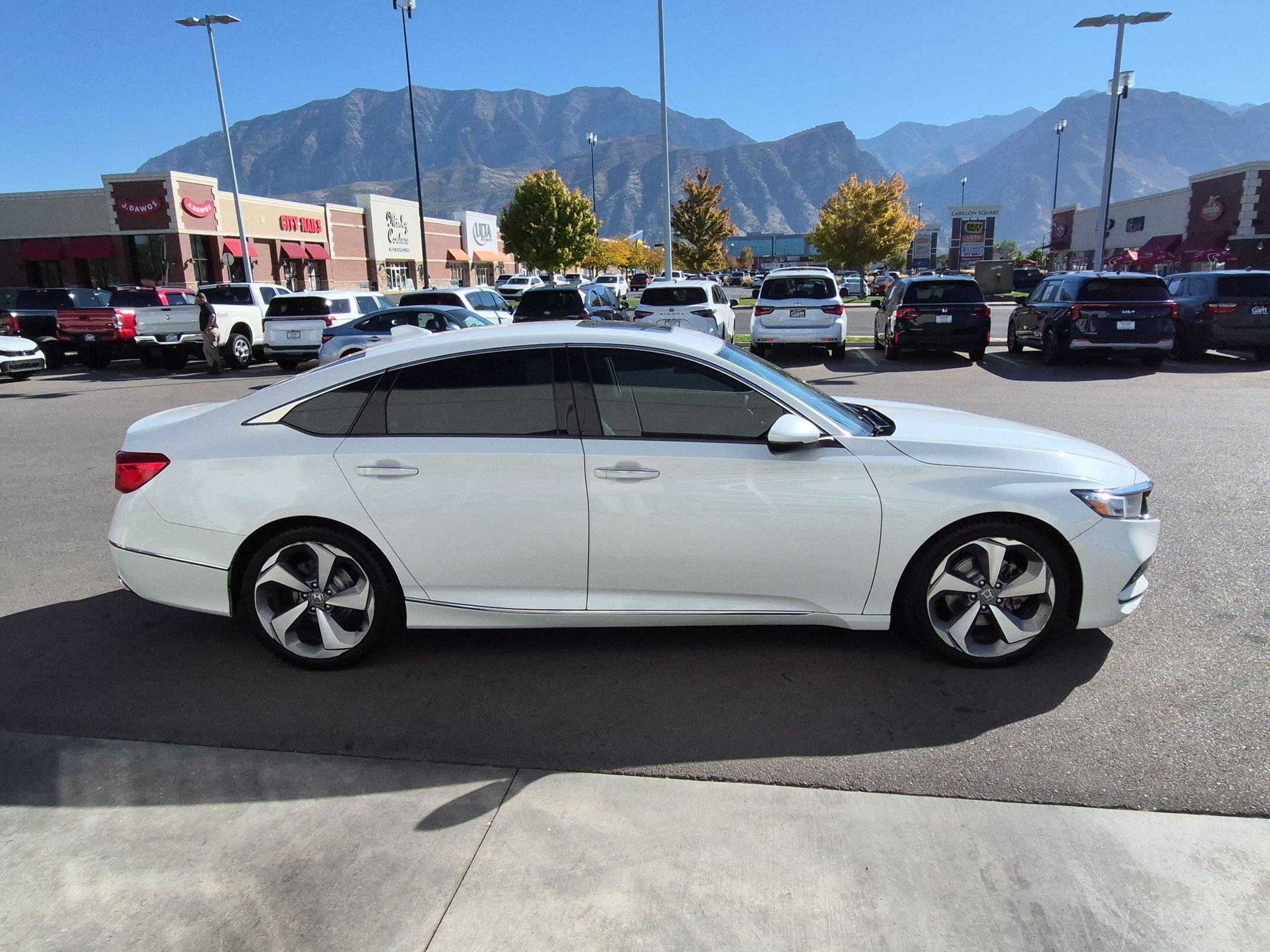 Used 2018 Honda Accord Touring image 2