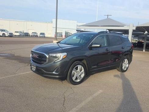 Used 2020 GMC Terrain SLE w/ Driver Convenience Package FWD image 2