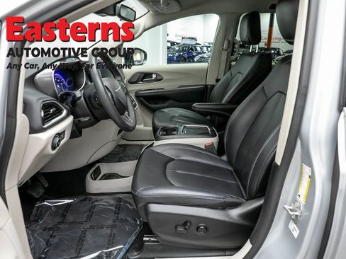 Used 2024 Chrysler Pacifica Touring-L FWD image 13