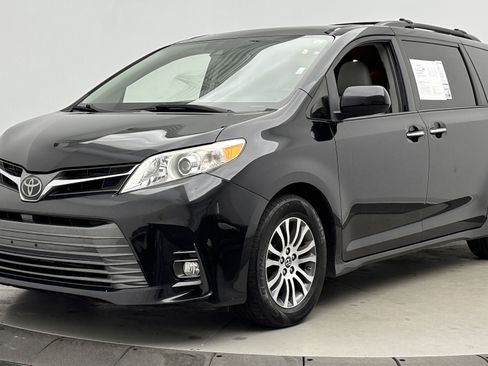 Used 2018 Toyota Sienna XLE image 10