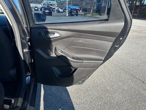 Used 2017 Ford Focus SEL w/ Cold Weather Package image 16