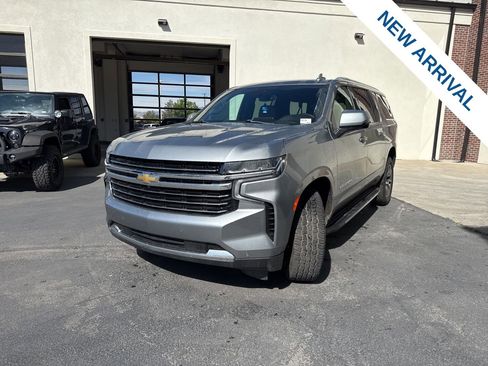 Used 2023 Chevrolet Suburban LT w/ Luxury Package image 3