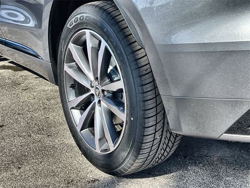 Used 2025 Jaguar F-PACE R-Dynamic S image 11