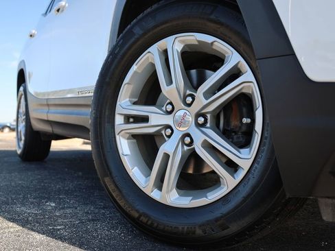 Used 2023 GMC Terrain SLE image 2