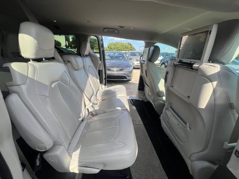 Used 2020 Chrysler Pacifica Touring-L Plus FWD image 16