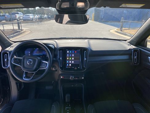 Used 2025 Volvo XC40 B5 Plus image 30