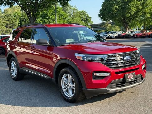 Used 2020 Ford Explorer XLT w/ Equipment Group 202A AWD/4WD image 4