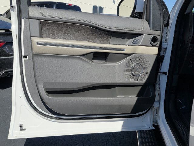 Used 2018 Ford Expedition Limited w/ Equipment Group 301A RWD image 17