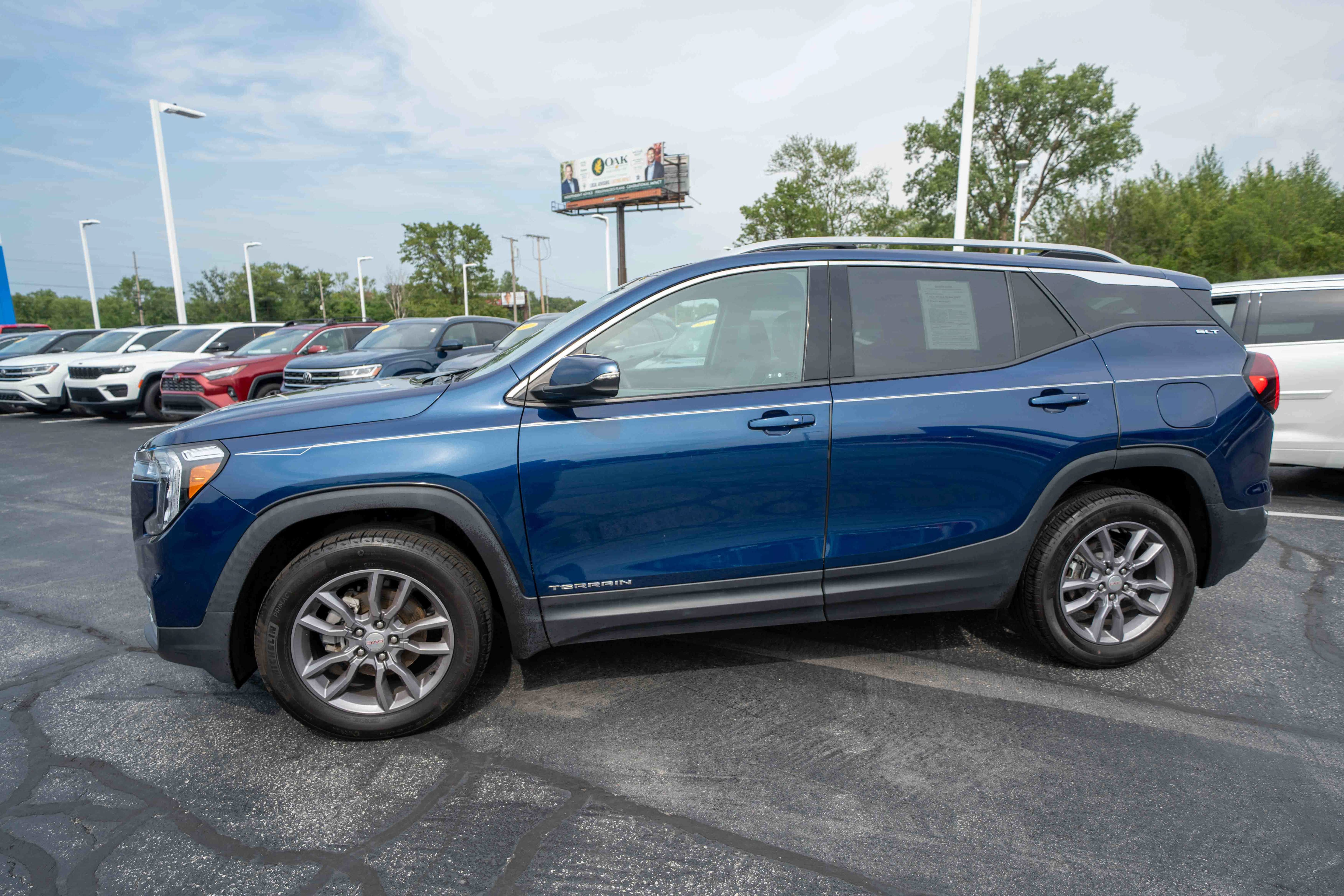 Used 2023 GMC Terrain SLT AWD/4WD image 3