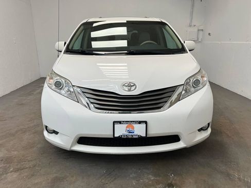 Used 2013 Toyota Sienna XLE image 2