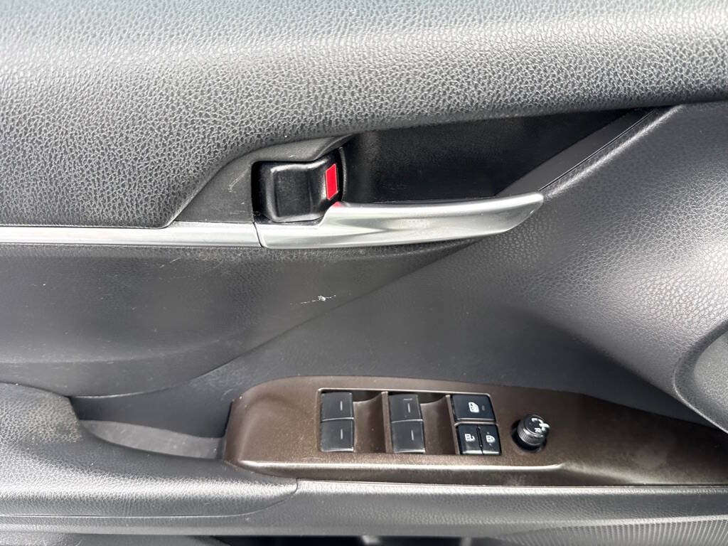 Used 2021 Toyota Camry SE FWD image 9
