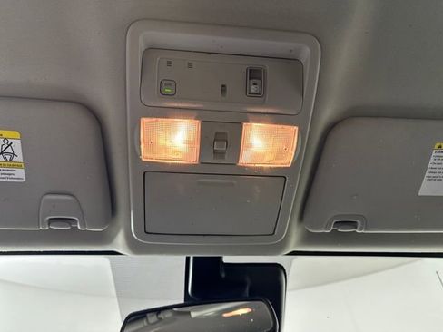 Used 2021 Nissan Titan SV w/ SV Convenience Package image 25