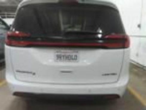 Used 2025 Chrysler Pacifica Limited image 13