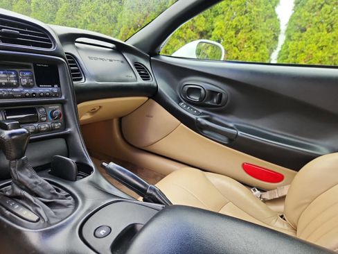 Used 2000 Chevrolet Corvette Convertible w/ Performance Handling Pkg image 11