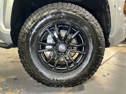 Used 2025 Toyota Tacoma SR5 AWD/4WD image 9