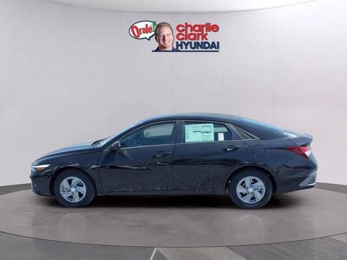 New 2026 Hyundai Elantra SE FWD image 2