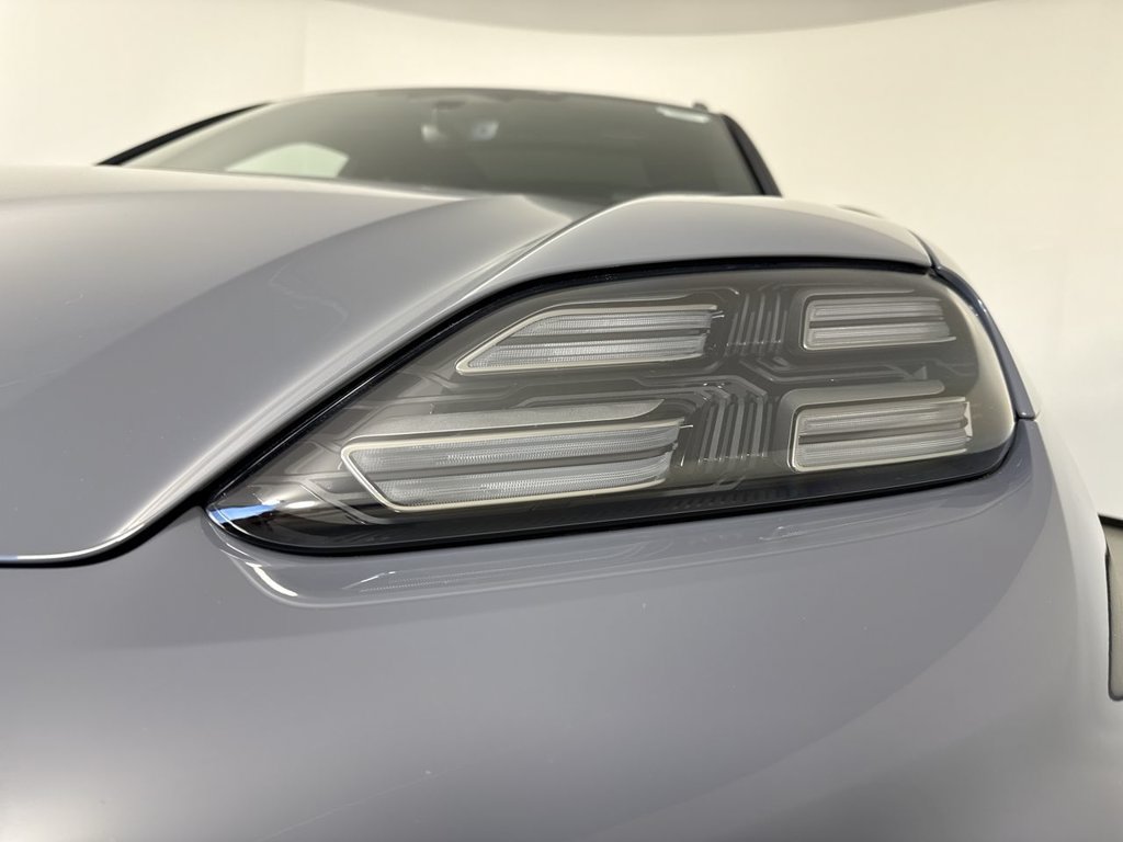 Certified 2025 Porsche Macan Electric RWD image 11