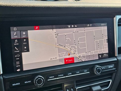 Used 2021 Porsche Macan Premium Pkg w/ Premium Package image 10