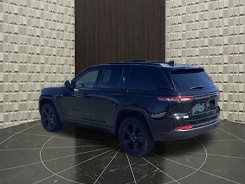 Used 2023 Jeep Grand Cherokee Altitude AWD/4WD image 10