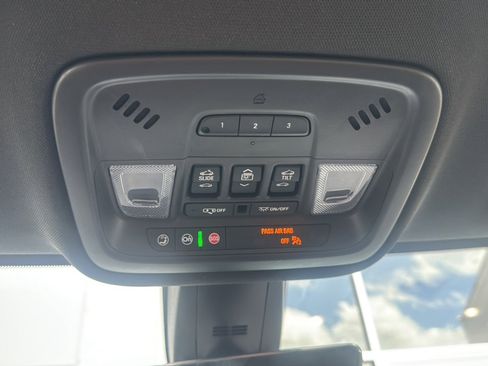 Used 2023 Chevrolet Traverse RS AWD/4WD image 44