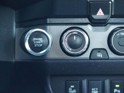 Used 2021 Toyota Tacoma TRD Sport w/ Technology Package AWD/4WD image 32