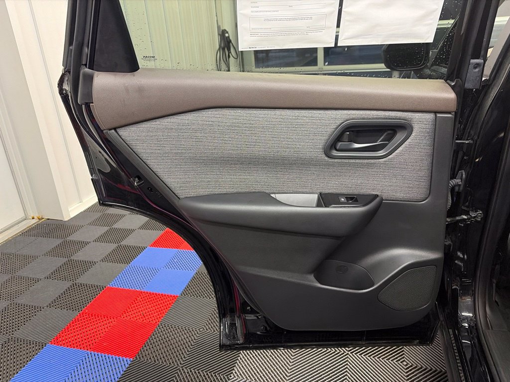 Used 2023 Nissan Rogue S AWD/4WD image 12