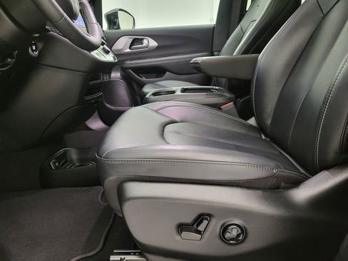 Used 2024 Chrysler Pacifica Touring-L w/ S Appearance Package image 4