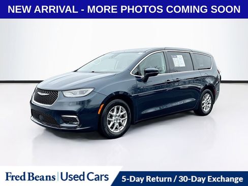 Used 2023 Chrysler Pacifica Touring-L image 3