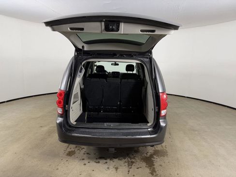 Used 2016 Dodge Grand Caravan SXT w/ UConnect Hands-Free Group FWD image 9