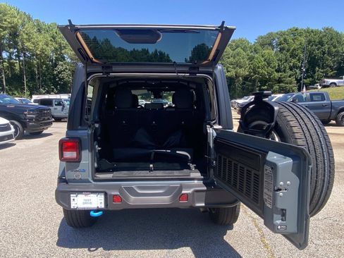 Used 2024 Jeep Wrangler Unlimited w/ Convenience Group AWD/4WD image 6
