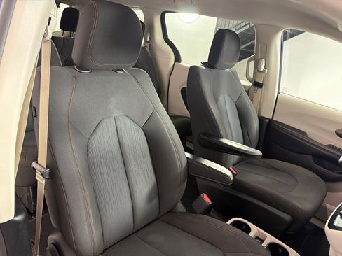 Used 2017 Chrysler Pacifica LX FWD image 25