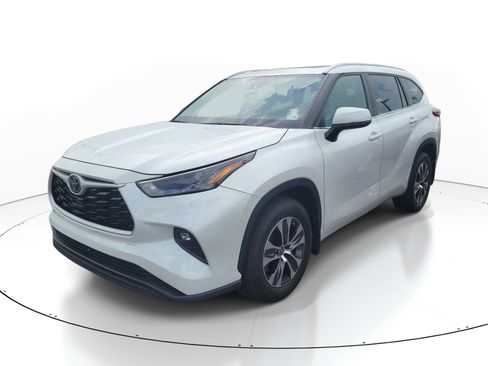 Used 2024 Toyota Highlander XLE FWD image 3