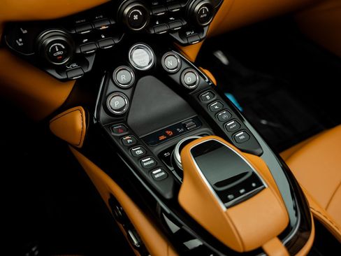 Used 2023 Aston Martin V8 Vantage Roadster RWD image 43
