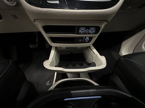 Used 2022 Chrysler Pacifica Touring-L FWD image 44